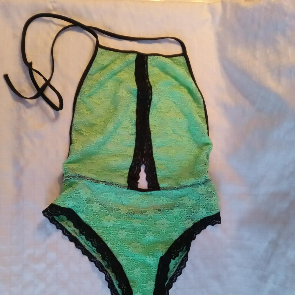 Backless bodysuit in textured elastic lace in a mint green color, revamped